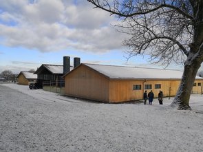 Au premier plan, nouveau bâtiment pour les truies (Stall 1), et derrière le bâtiment des porcs à l’engrais et celui des porcelets (bâtiment tout au fond).