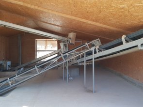 Les excréments de tous les poulaillers sont collectés par des tapis.